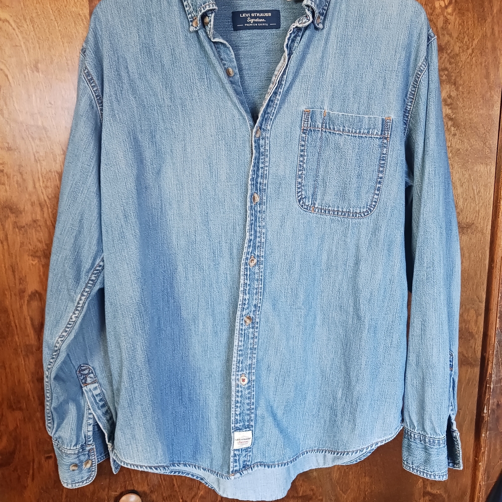 Levi's Men's Light Blue Denim Button-Down Shirt